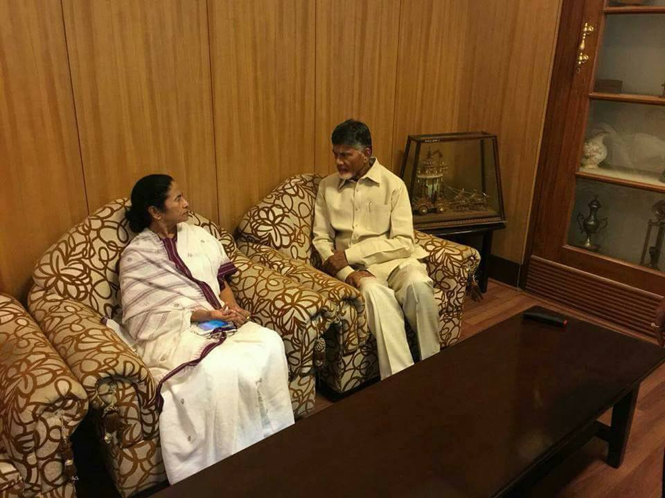 chandrababu meets mamata banerjee