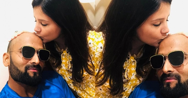 Dhoni-WIfe-sakshi-singh-kisses-monu-kumar.jpg