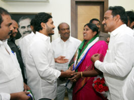 Election Updates: పవన్ కళ్యాణ్కు మరో షాక్.. వైసీపీలోకి పాముల రాజేశ్వరి Election Updates: Another shock for Pawan Kalyan.. Pamula Rajeshwari joins YCP